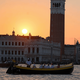 Venedig: Kreuzfahrt bei Sonnenuntergang mit einem typisch venezianischen Boot