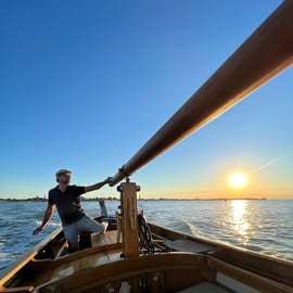 Boottocht zonsondergang Venetië op een houten boot