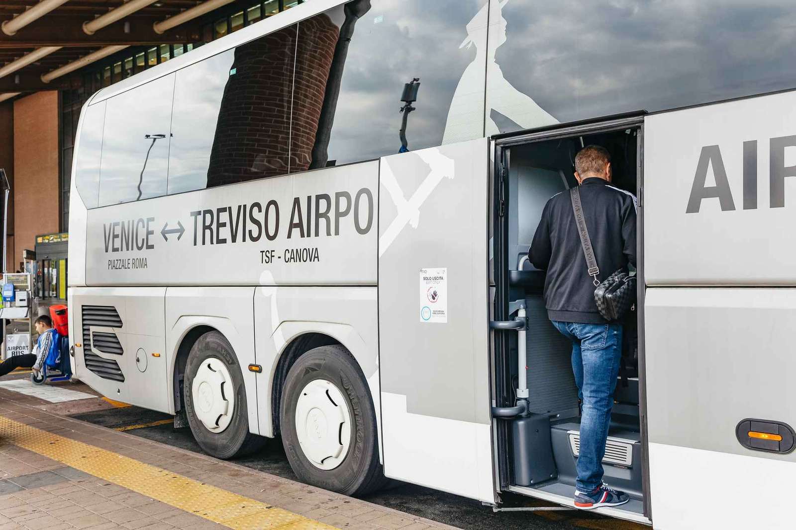 Autobus z letiště Treviso do Benátek a Mestre