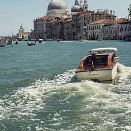 Visita à fábrica de vidro de Murano de táxi aquático