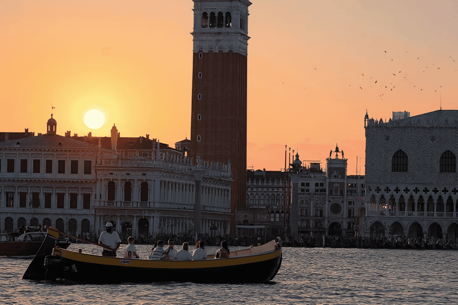 Venedig: Kreuzfahrt bei Sonnenuntergang mit einem typisch venezianischen Boot