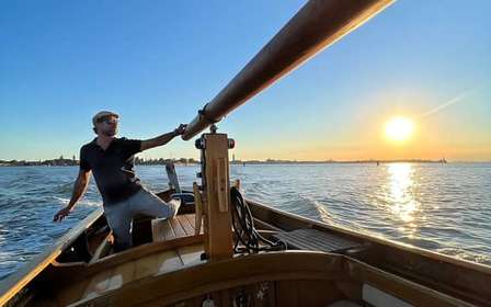 Paseo en barco de madera por la laguna de Venecia al atardecer
