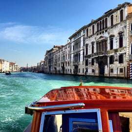Venecia: Traslado privado desde la estación de tren en taxi acuático