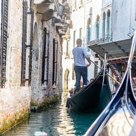 Passeio de gôndola compartilhado em Veneza pelo Grande Canal