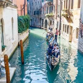 Passeio de gôndola compartilhado em Veneza pelo Grande Canal