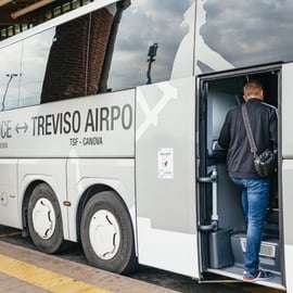 Autobus z letiště Treviso do Benátek a Mestre