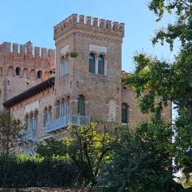 Treviso: Guided walking tour with select wine, cicchetti, and welcome coffee