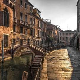 Semi-private gondola ride in Venice under Bridge of Sighs