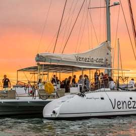 Venetië: Catamaran Sunset Jazz Cruise met Aperitivo