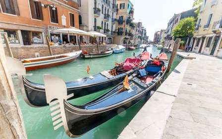Paseo en góndola compartida en Venecia por canales pequeños