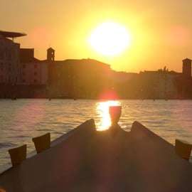 Venedig: Kreuzfahrt bei Sonnenuntergang mit einem typisch venezianischen Boot