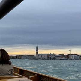 Boottocht zonsondergang Venetië op een houten boot
