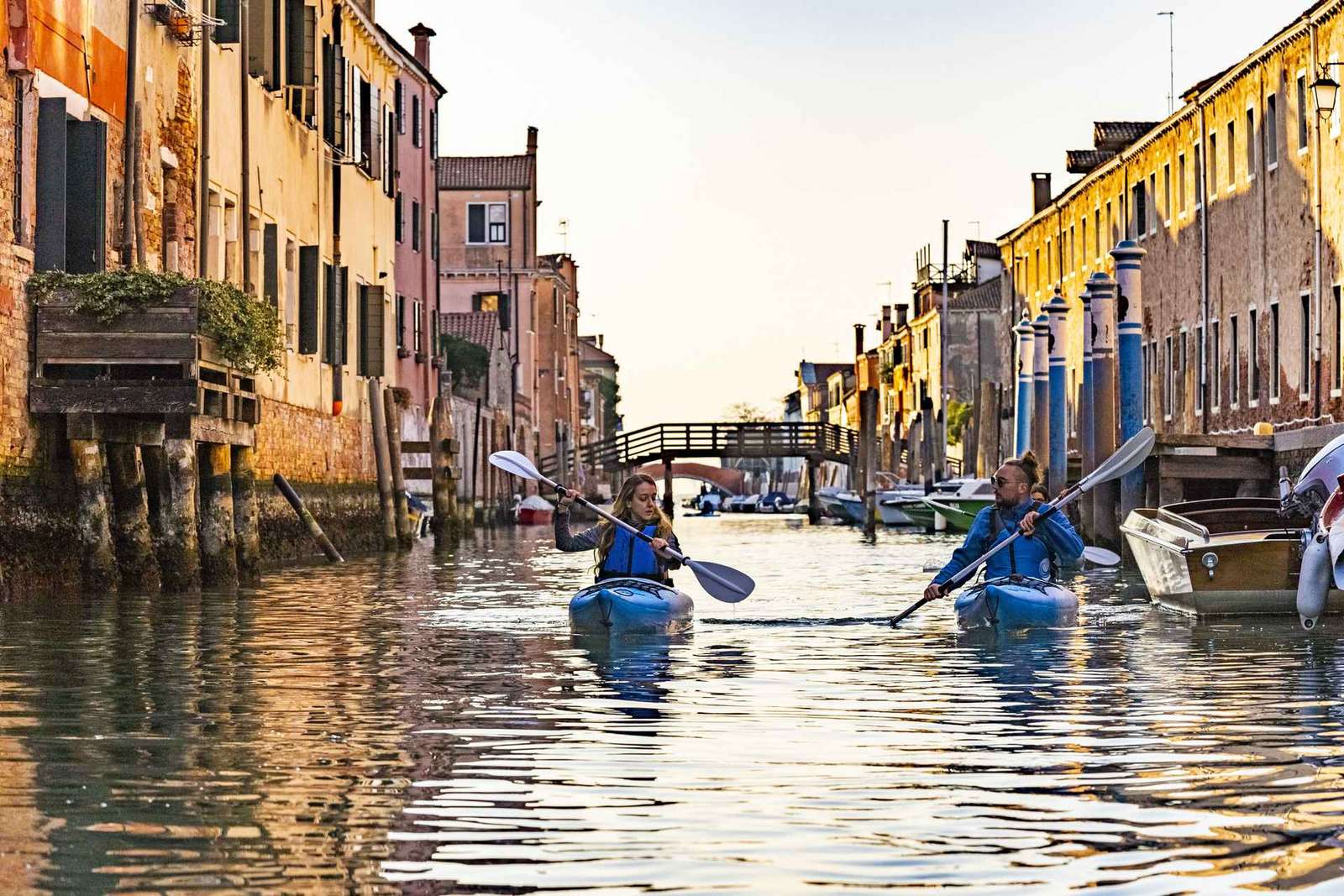Venedig i solnedgången Kajakutflykt i kanalerna vid solnedgången