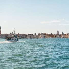 Venecia: Crucero en catamarán por la laguna con música y bebidas