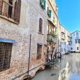 Treviso: Guided walking tour with select wine, cicchetti, and welcome coffee