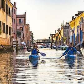 Venedig i solnedgången Kajakutflykt i kanalerna vid solnedgången