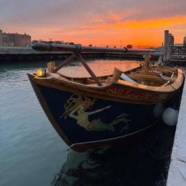Boottocht zonsondergang Venetië op een houten boot