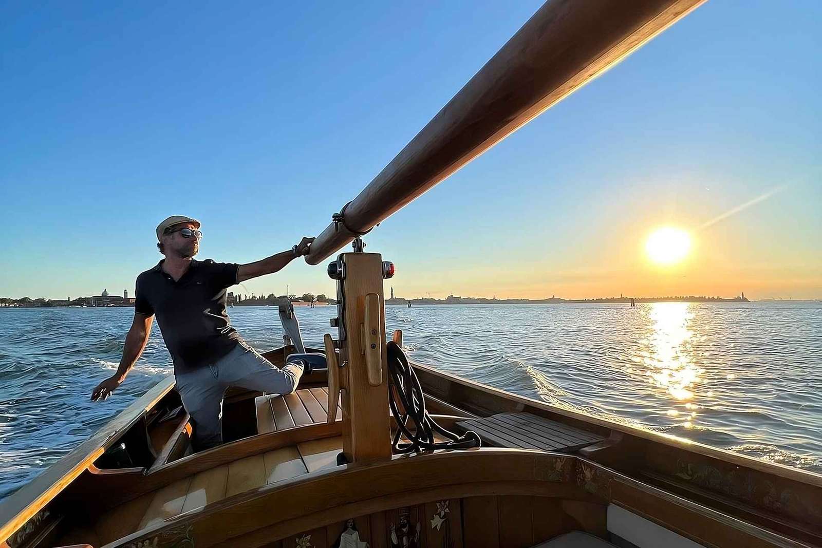 Boottocht zonsondergang Venetië op een houten boot