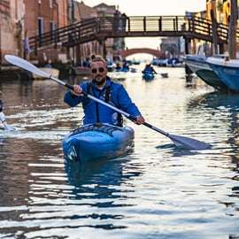 Venedig i solnedgången Kajakutflykt i kanalerna vid solnedgången