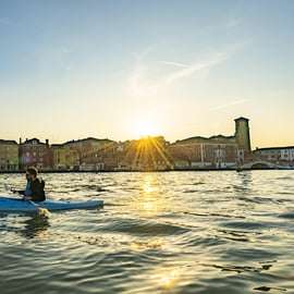 Venedig i solnedgången Kajakutflykt i kanalerna vid solnedgången