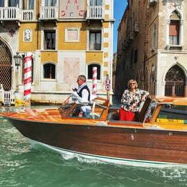 Venecia: Traslado privado desde la estación de tren en taxi acuático