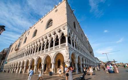 Visita guiada a San Marcos y Palacio Ducal en grupo reducido