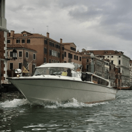 Venecia: Traslado privado desde la estación de tren en taxi acuático