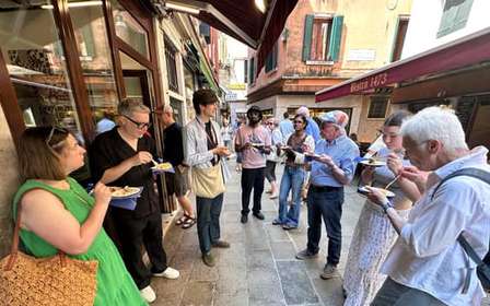 Venecia: Cicchetti Comida callejera y tour turístico a pie