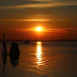 Boottocht zonsondergang Venetië op een houten boot