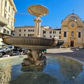 Treviso: Guided walking tour with select wine, cicchetti, and welcome coffee