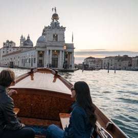 Tour privado y romántico de Venecia en barco histórico